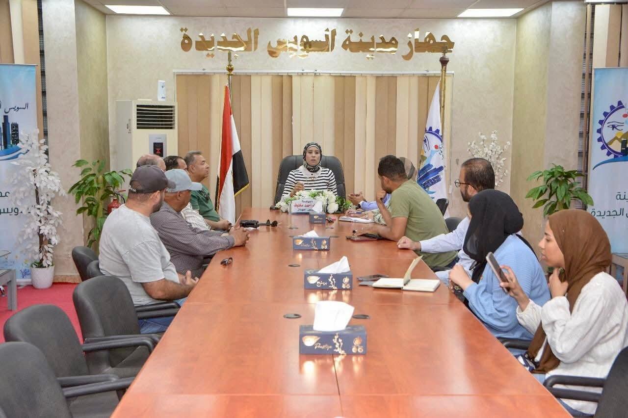 رئيس جهاز مدينة السويس الجديدة تتابع أعمال رفع كفاءة الطرق والمحاور وتوجه بتكثيف أعمال النظافة والتجميل.