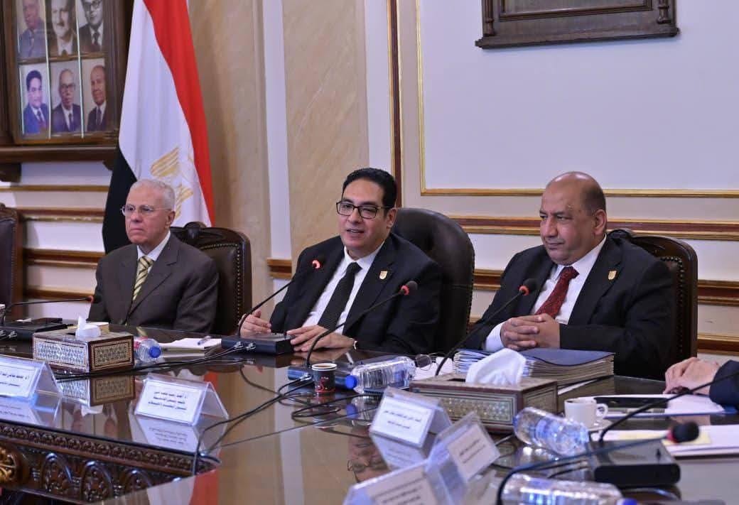 في إطار متابعته لسير العملية التعليمية بكليات الجامعة ومعاهدها .. رئيس جامعة القاهرة يترأس اجتماع مجلس شئون التعليم والطلاب بالجامعة..