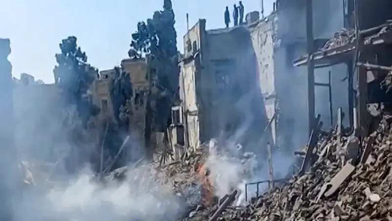 مصدر إيراني يؤكد مقتل قادة بالحرس الثوري ومسؤولين سياسيين