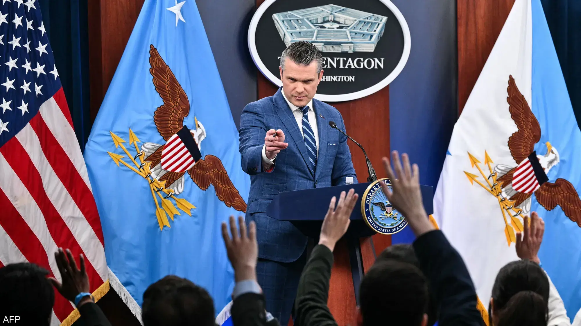 نواب ديمقراطيون يتحركون لعزل وزير الحرب الأميركي من منصبه