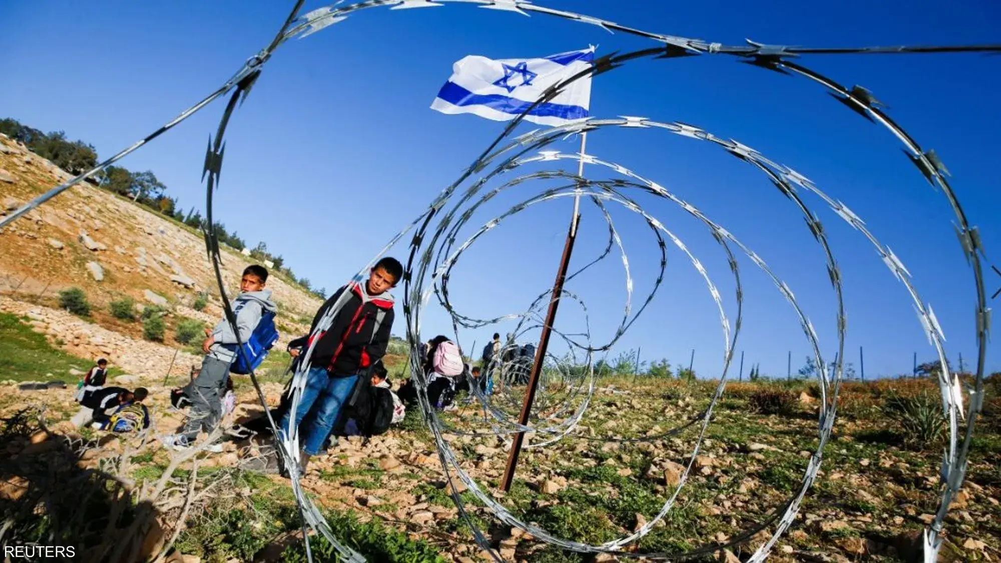 مستوطنون يقطعون طريق أطفال فلسطينيين لمدرستهم بأسلاك شائكة