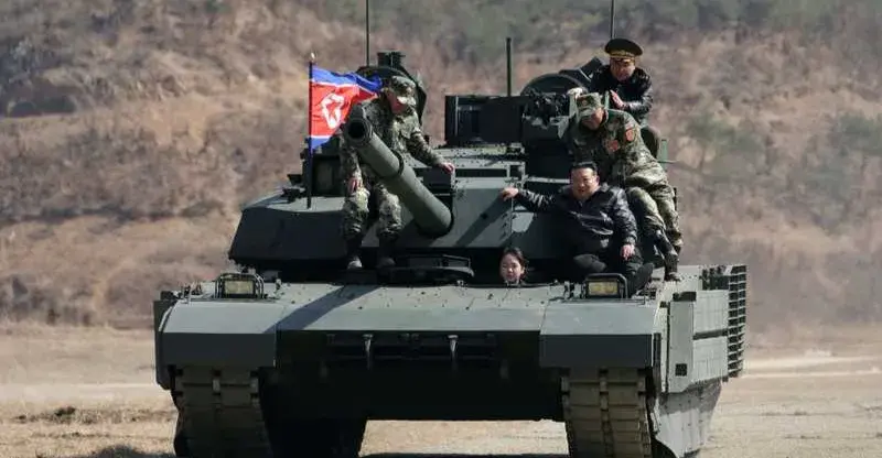 زعيم كوريا الشمالية يعلم ابنته قيادة دبابة عسكرية