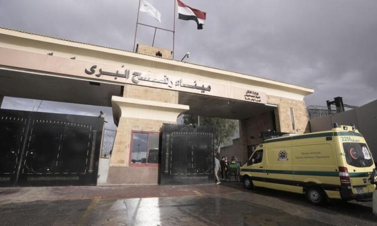 مصر تواصل إدخال المساعدات الإنسانية إلى غزة واستقبال المصابين