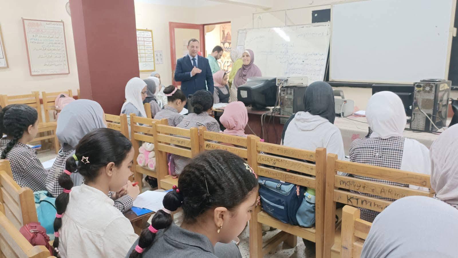 مدير تعليم بني سويف يتابع انتظام الدراسة ويطمئن على الطالبات بمدرسة الشهيد محمد مرزوق الإعدادية بنات