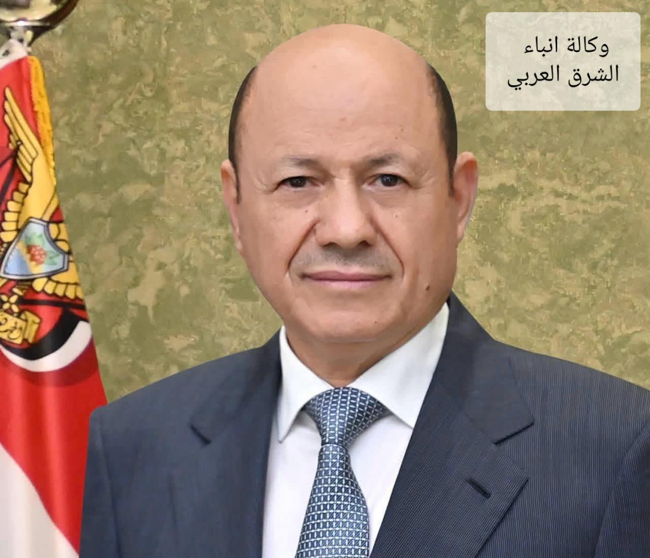 رئيس مجلس القيادة يجري إتصالاً هاتفياً برئيس مجلس الوزراء بشأن حادث أبين و يوجه بمساعدات عاجلة للضحايا