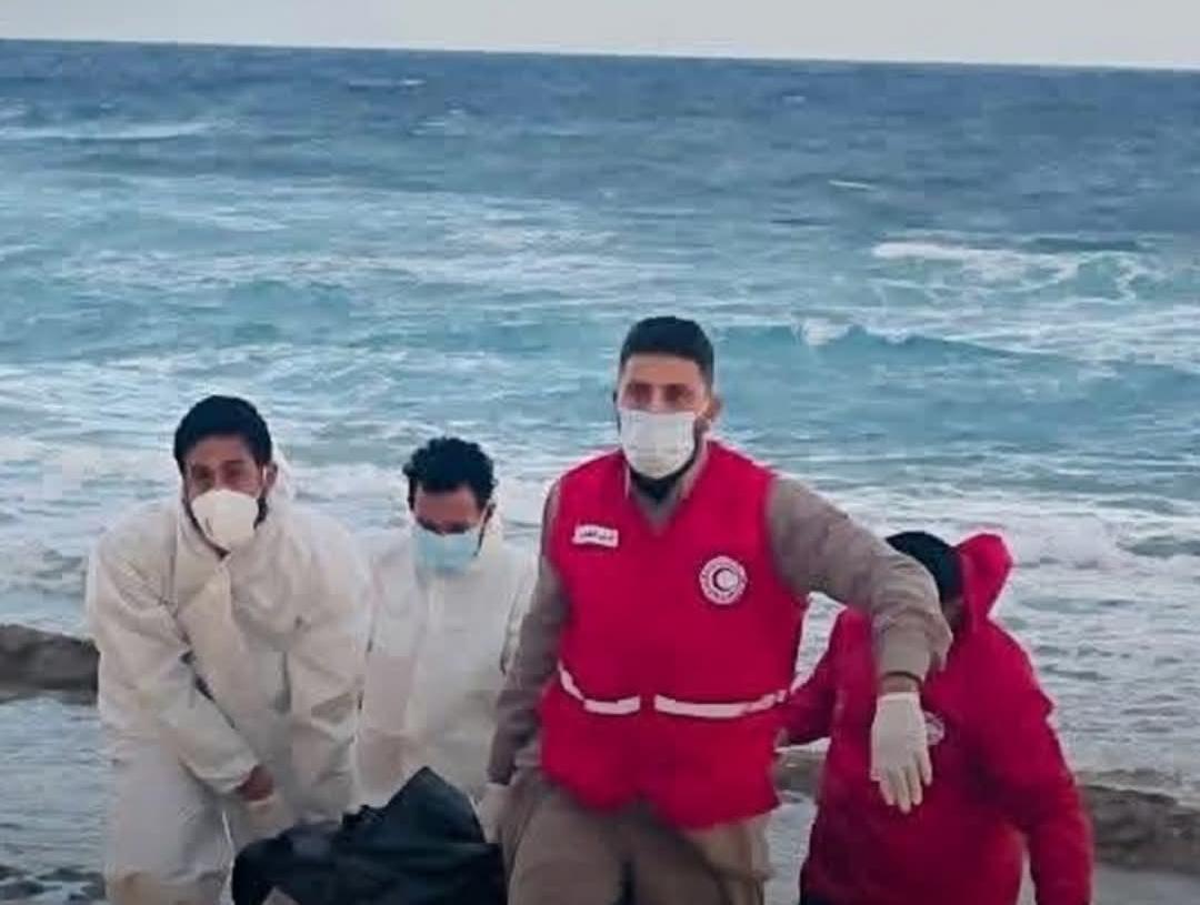 مصرع أربعة مهاجرين وفقدان عشرة آخرين إثر غرق قارب قبالة سواحل طبرق شرقي ليبيا