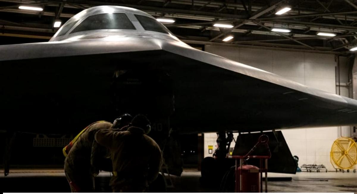 فحص للقاذفة "الشبحية" B-2 Spirit، قبيل تنفيذ مهمة دعماً لعملية "الغضب الملحمي" ضد إيران