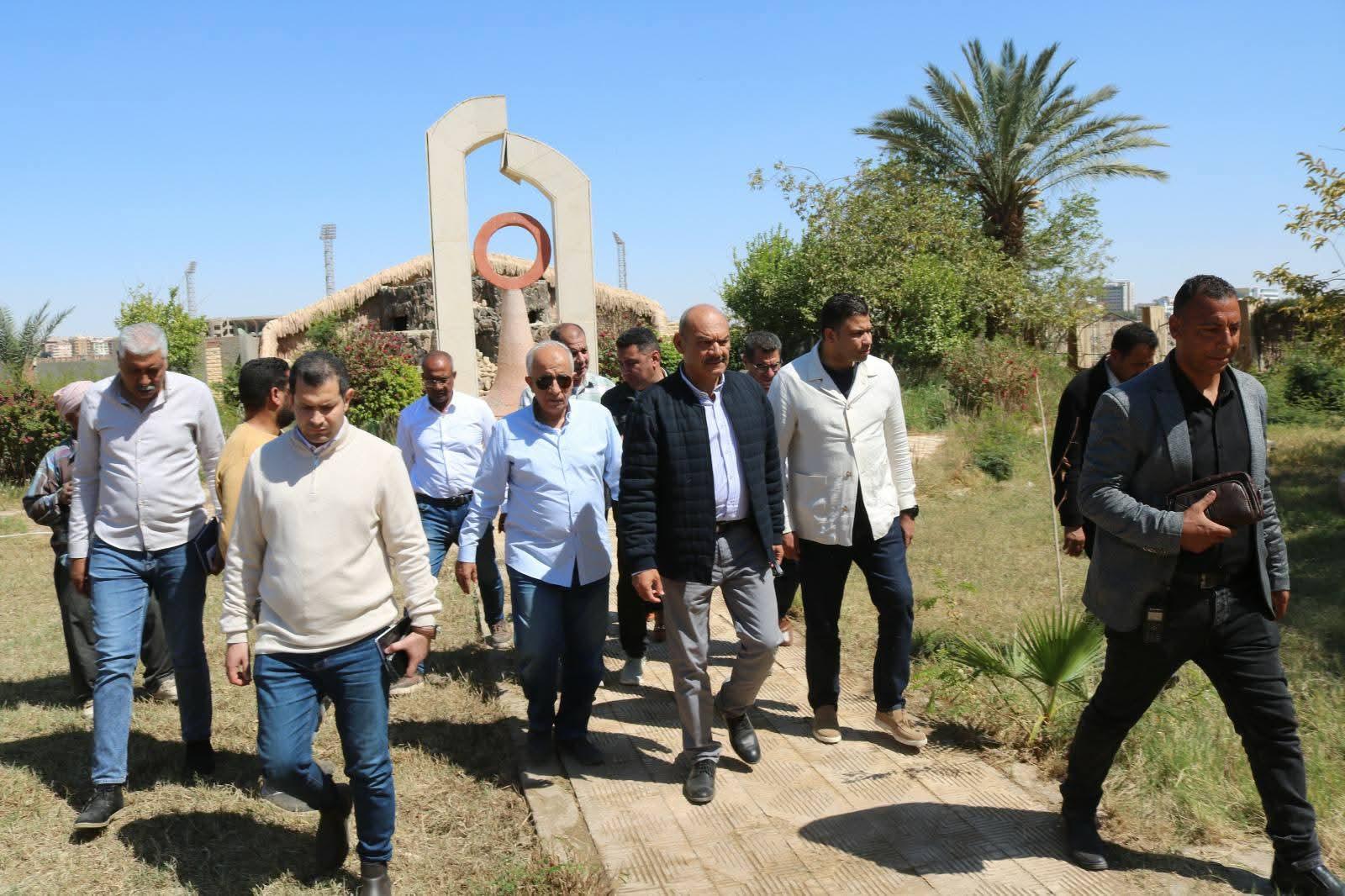 محافظ السويس يتفقد عددا من الحدائق العامة ويكلف بتطويرها