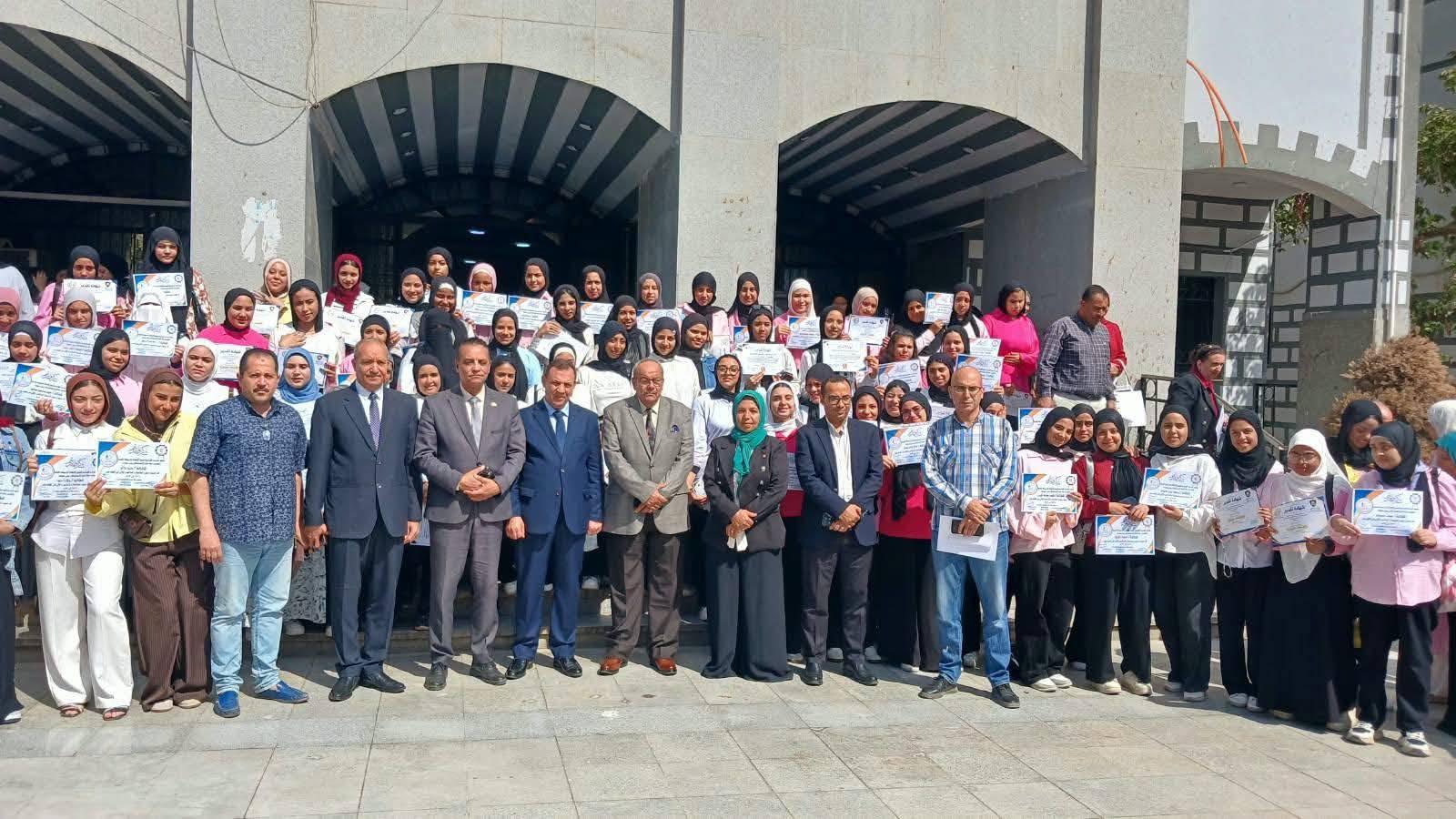 مدير تعليم بني سويف يكرّم طلاب التعليم الفني المشاركين في برامج «أنا متعلم مدى الحياة»