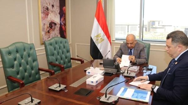 وزير الكهرباء يبحث مستجدات تنفيذ المشروع ويؤكد الالتزام بالجدول الزمني