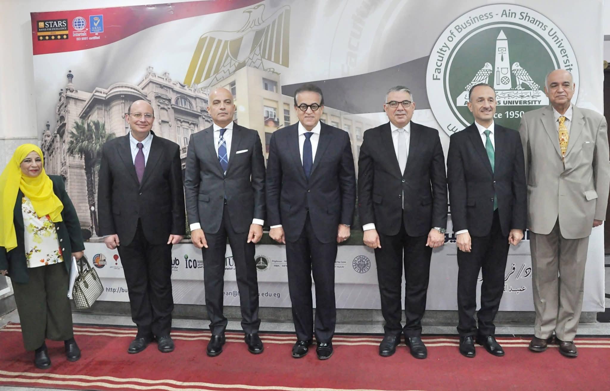 رئيس جامعة مدينة السادات يهنئ الأخوة الأقباط بعيد القيامة خلال زيارة لكنيسة العذراء مريم