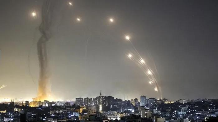 تضرر عدد من المواقع في تل أبيب جراء سقوط شظايا صواريخ إيرانية