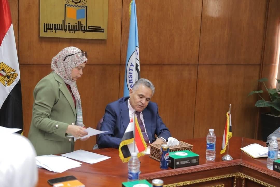 رئيس جامعة السويس يترأس مجلس كلية التربية لمناقشة فتح باب الترشح لمنصب عميد الكلية
