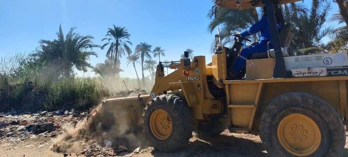 بالصور/ استجابة لشكاوى المواطنين.. محافظ قنا يوجه بإنهاء أزمة مخلفات "العديسية" وإزالة تراكمات القمامة