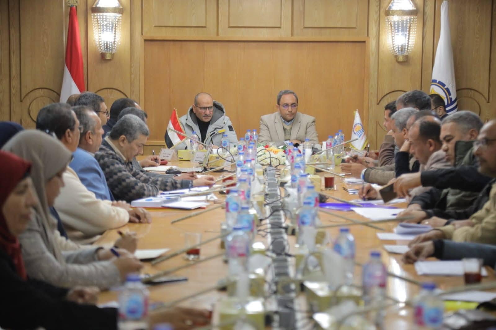 تطوير الطرق والإنارة والأسواق.. محافظ قنا يناقش مقترح الخطة الاستثمارية للعام 2026\2027