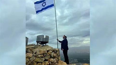 وزير إسرائيلي يرفع العلم في غور الأردن ويزعم نستعيد ما هو لنا