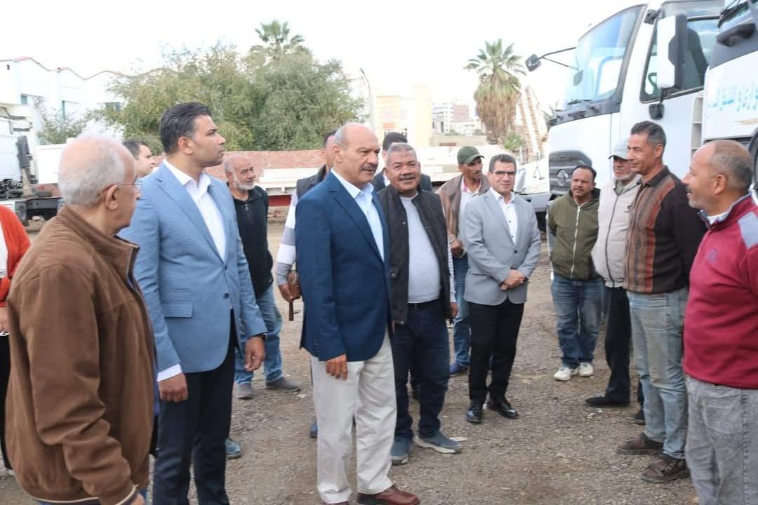 محافظ السويس يتابع سير العمل بإدارة الطوارئ والتدخل السريع بالمحافظة