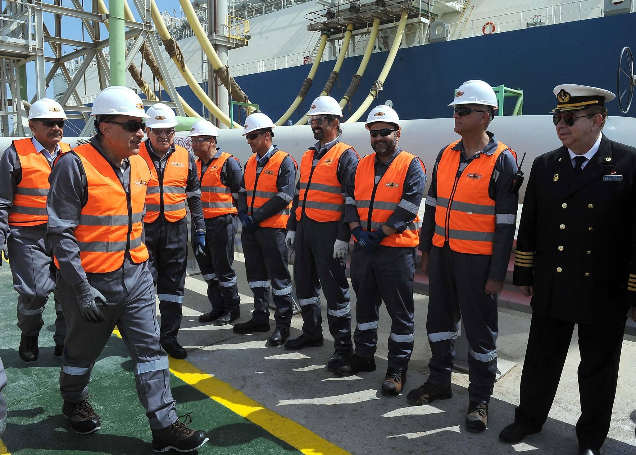 مدبولي يصعد إلى وحدة التغويز ويصل لنقطة المشاهدة المطلة على السفينة المحملة بشحنة الغاز المسال لمتابعة إجراءات عملية التغويز