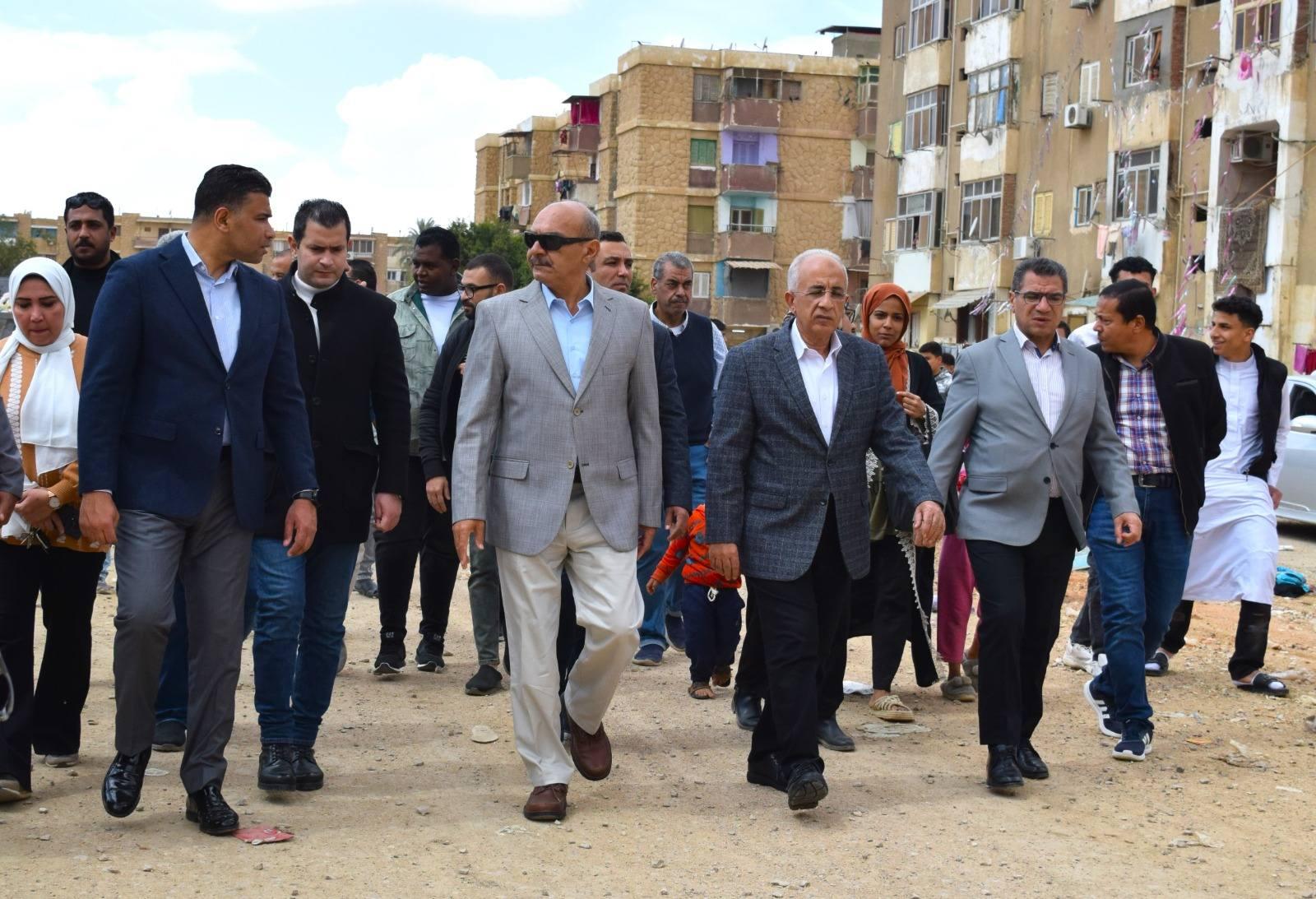 محافظ السويس يتفقد حي المختار لمتابعة حالة المرافق العامة والنظافة والإشغالات والخدمات التي تقدم للمواطنين