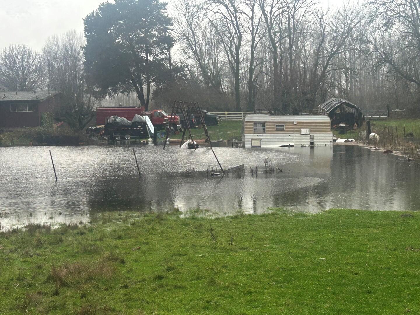 الولايات المتحدة.. إخلاء 3 ضواحي في مدينة سياتل بعد انهيار سد بسبب الأمطار الغزيرة