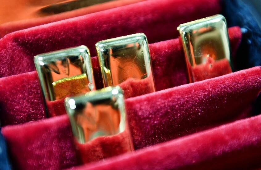 الذهب والفضة ينخفضان مع جني الأرباح