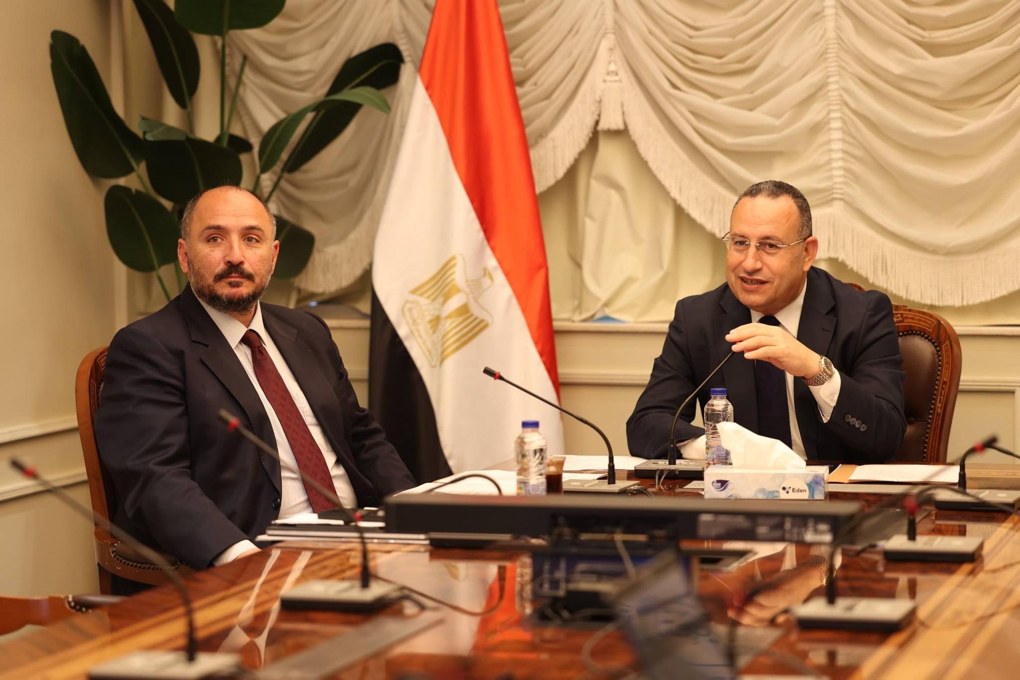 وزير التعليم العالي يعقد اجتماعًا لتكثيف إطلاق القوافل المتكاملة داخل وخارج مصر