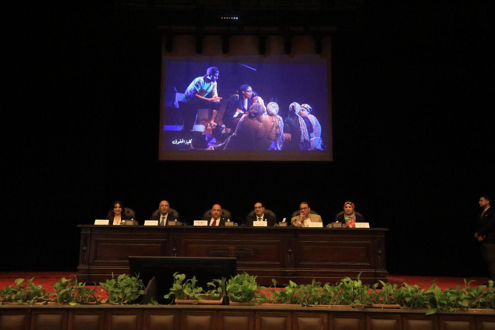 رئيس جامعة القاهرة يكرم الفائزين في مهرجان العروض المسرحية الطويلة، ويعلن تخصيص جوائز مالية جديدة وإطلاق «مهرجان القاعة»