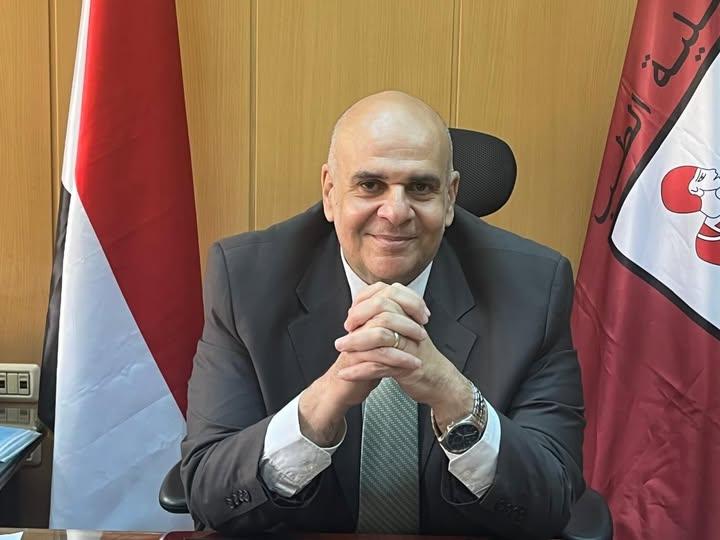 عميد قصر العيني جامعه القاهره يهنئ الدكتور عمر عزام باختياره عضوًا باللجنة العليا للقضاء على الجذام ومنسقًا للقوافل الطبية بوزارة التعليم العالي