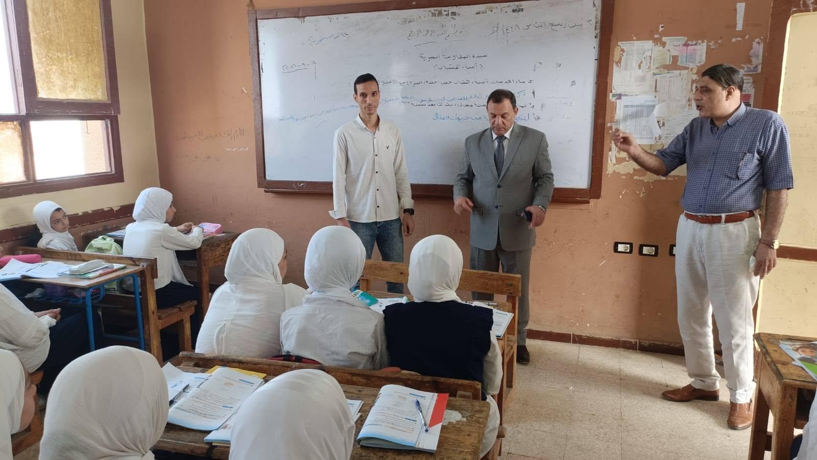 مدير تعليم بني سويف يجري حوار مباشر مع المعلمين والطلاب حول انتظام الدراسة