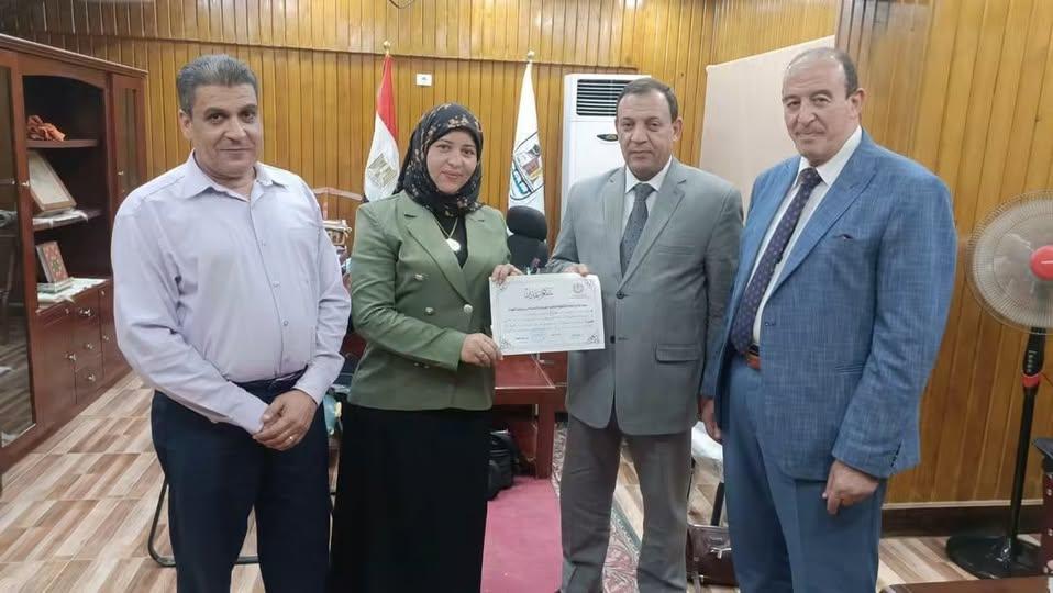 مدير تعليم بني سويف يكرم أخصائية صحافة لفوزها بالمركز الأول في مسابقة «الأخصائي المثالي» على مستوى المديرية
