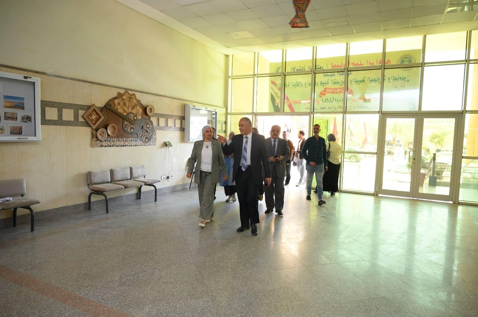رئيس جامعة الفيوم يتفقد عدد من الكليات والمدن الجامعية