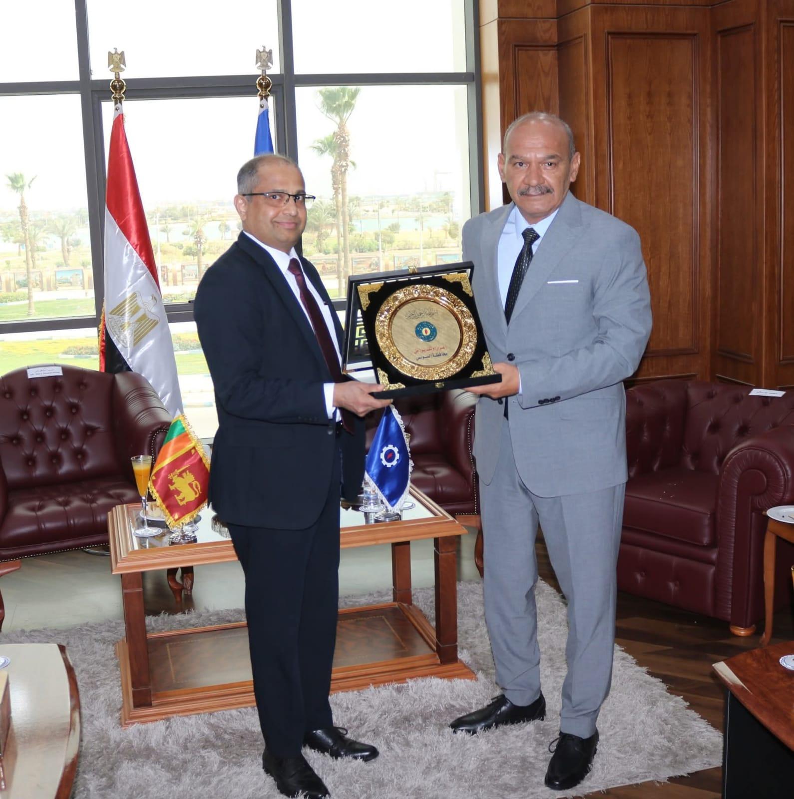 محافظ السويس يستقبل سفير دولة سريلانكا بالقاهرة لبحث سبل التعاون في مجال الإستثمار والتجارة