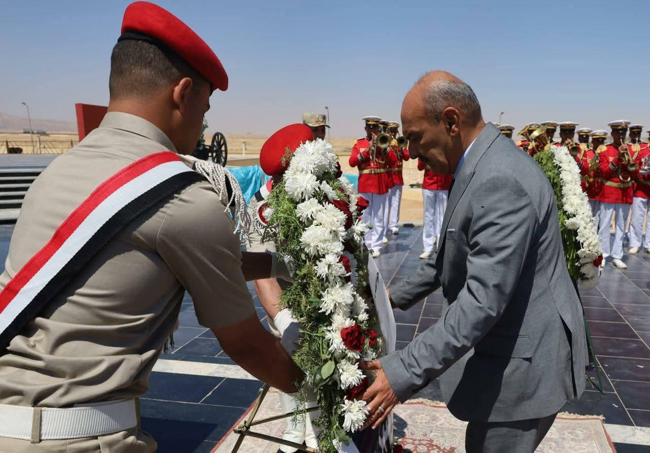 بالصور محافظ السويس يضع إكليل زهور على النصب التذكارى للجندى المجهول بالجيش الثالث الميداني بمناسبة عيد تحرير سيناء