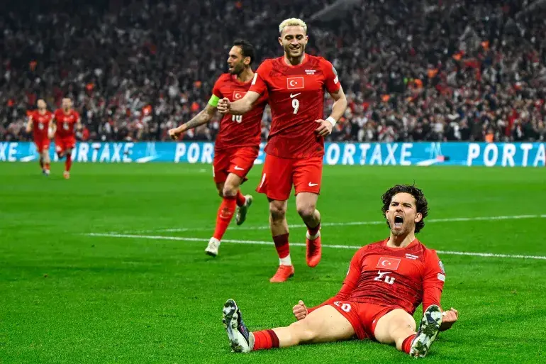 بعد غياب 24 عامًا تركيا تقترب من العودة للمونديال و تُقصي رومانيا وتتأهل لنهائي الملحق الأوروبي
