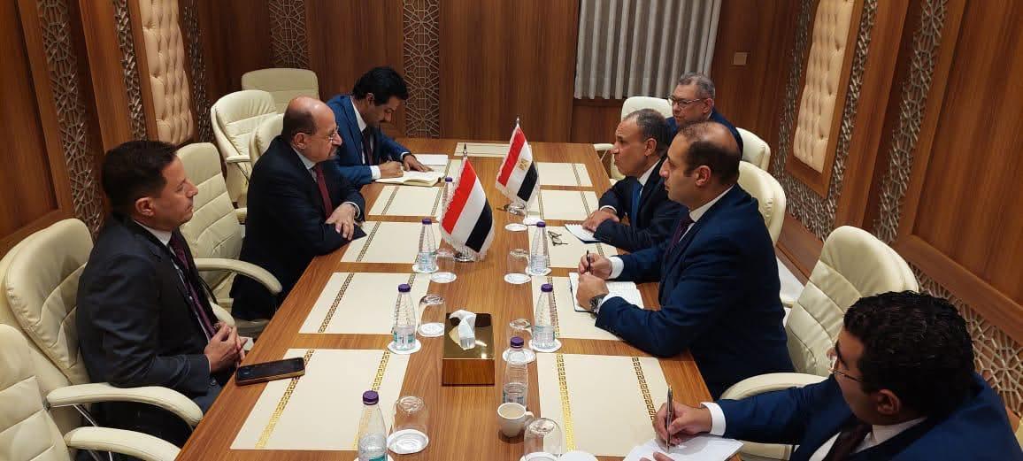 وزير الخارجية يلتقى مع نظيره اليمنى
