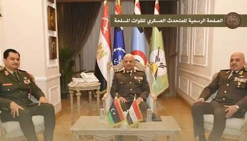 نائب رئيس الأركان الليبي خلال لقائه وزير الدفاع ورئيس الأركان المصريين