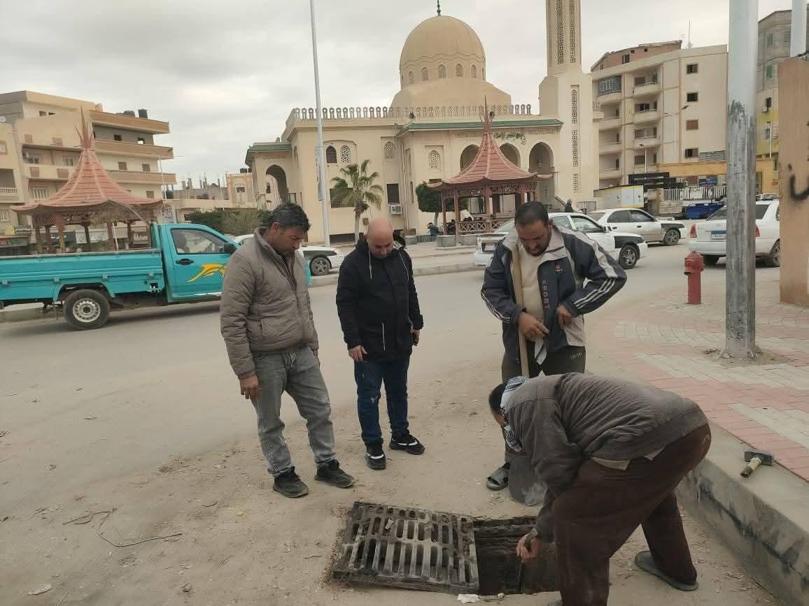 العريش تستبق الغيم.. تطهير غرف تصريف الأمطار وتأهب مبكر لمواجهة سوء الأحوال الجوية.