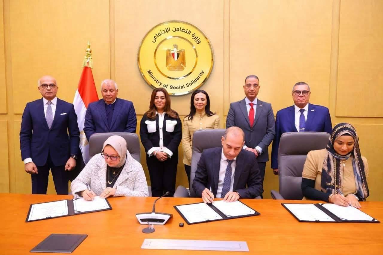 وزيرتا التضامن الاجتماعي والتنمية المحلية ومحافظا الوادي الجديد والفيوم ورئيس جامعة عين شمس يشهدون توقيع 4 بروتوكولات تعاون لتحسين جودة وكفاءة الخدمات الصحية المقدمة للأطفال حديثي الولادة