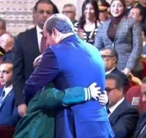 لفتة إنسانية من الرئيس السيسى خلال احتفالية عيد الشرطةأتشرف إنى أسلم عليك