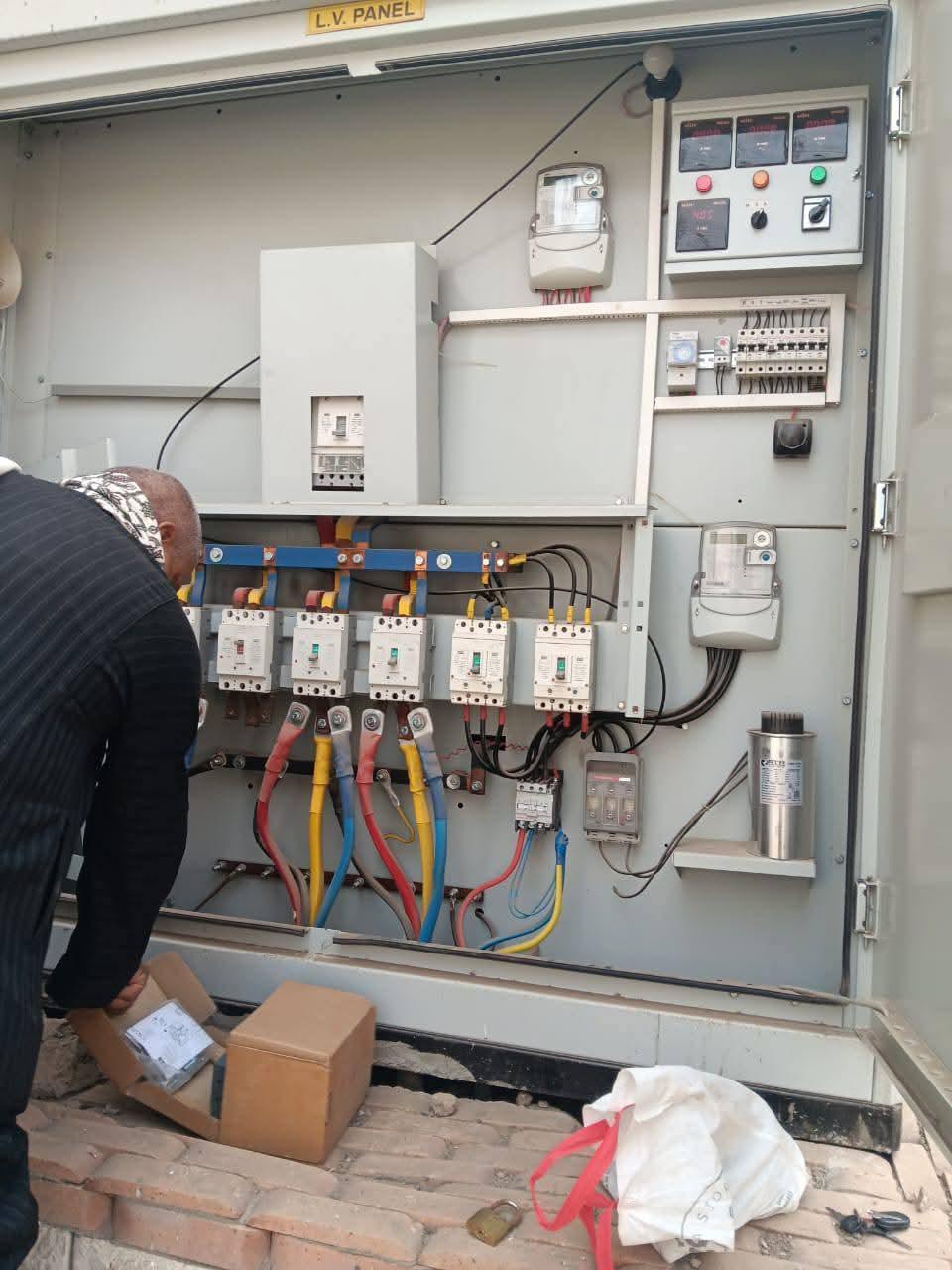 بناء على توجيهات محافظ قنا.. حملة لصيانة محولات الكهرباء وإنارة طريق مصر – أسوان في أبوتشت