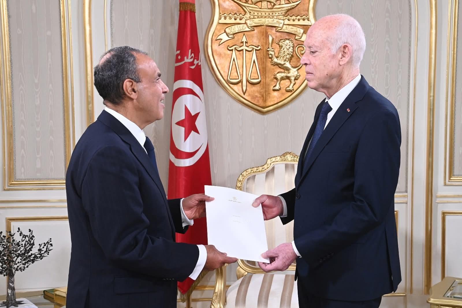 وزير الخارجية يسلّم رسالة خطية من رئيس الجمهورية إلى الرئيس التونسي تؤكد خصوصية العلاقات بين البلدين والتطلع لتعزيز التعاون الثنائي في مختلف المجالات