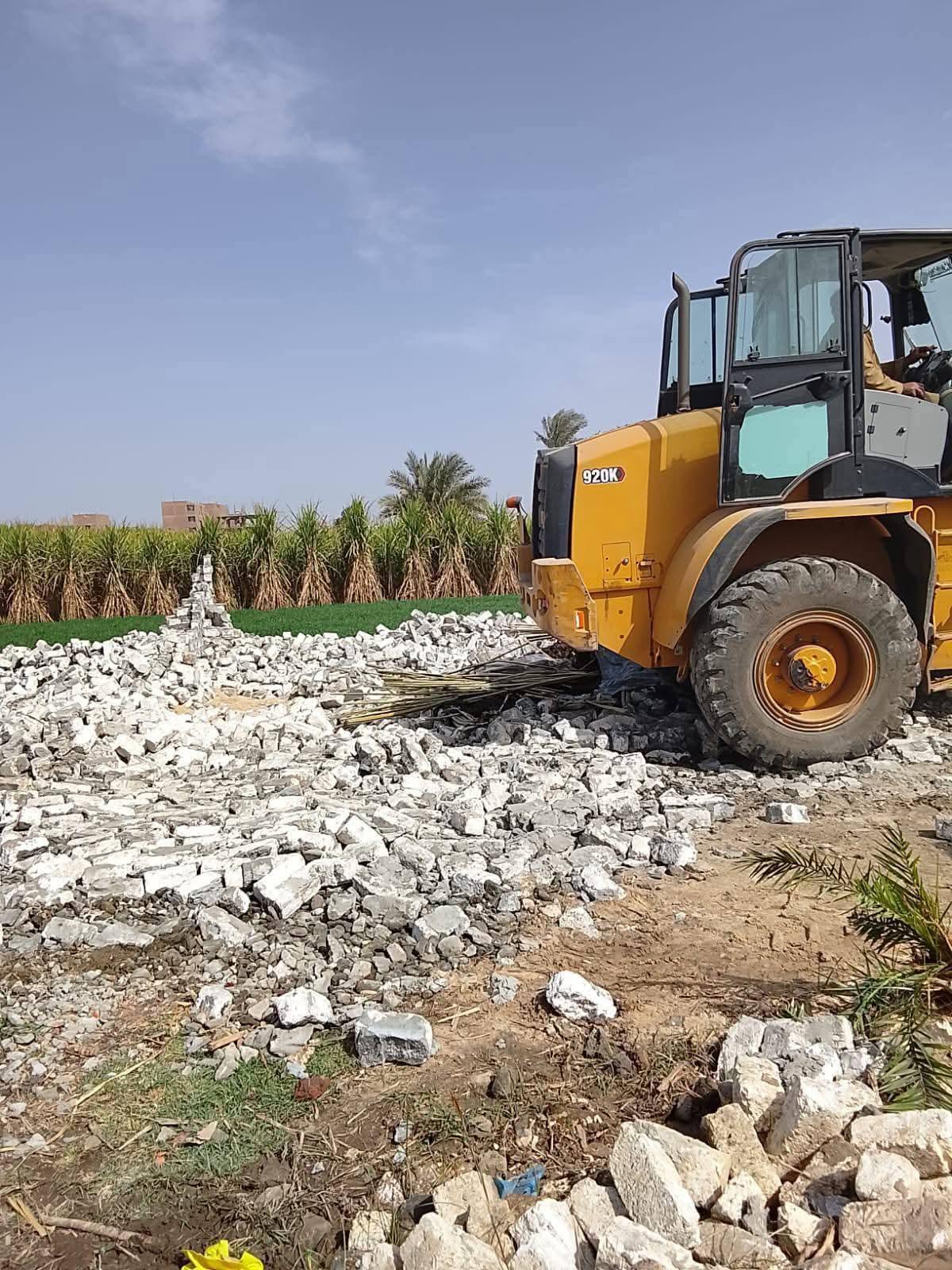 حملة مكبرة تزيل 19 حالة تعدٍ على الأراضي الزراعية بنجع حمادي