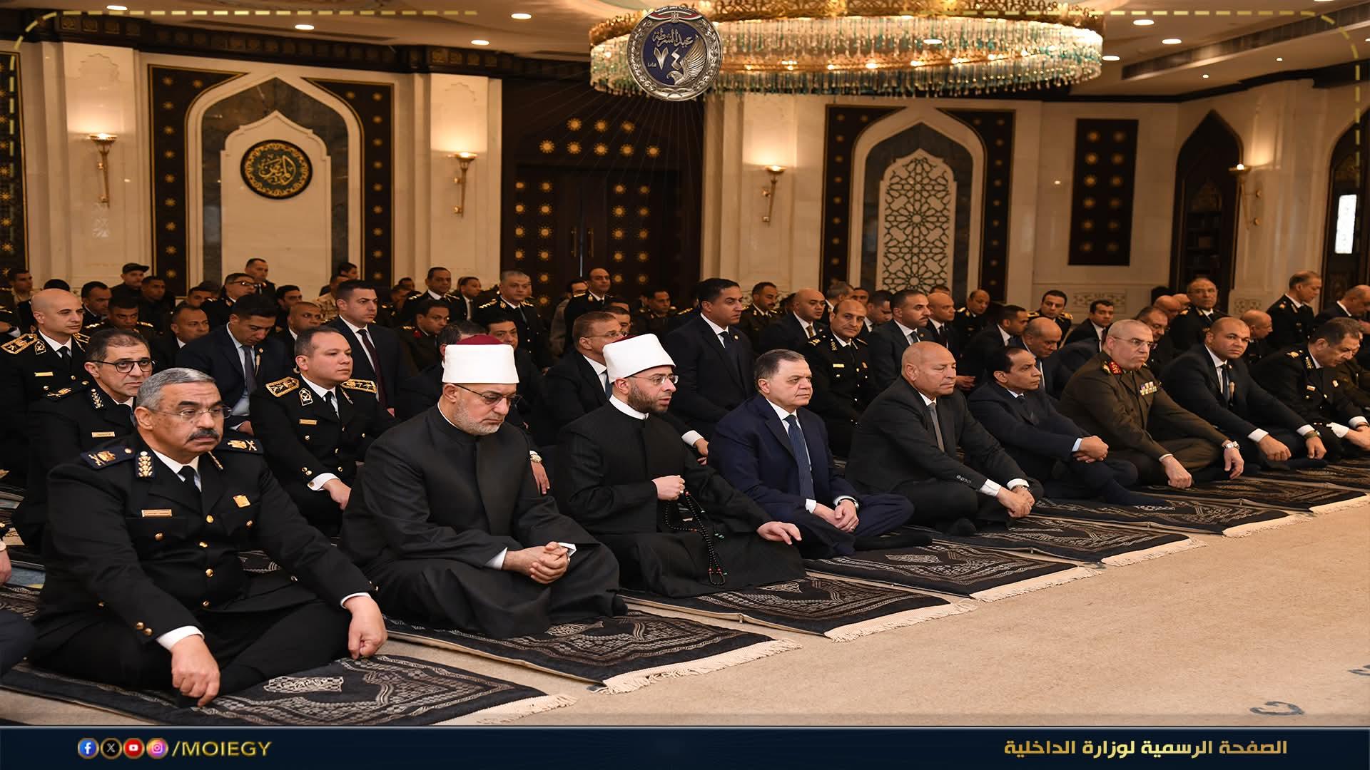 إحتفالاً بعيد الشرطة.. السيد وزير الداخلية والسيد الدكتور وزير الأوقاف ، وفضيلة الدكتور مفتى الجمهورية والسيد محافظ القاهرة وعددٍ من قادة الشرطة والقوات المسلحة يؤدون صلاة الجمعة بمسجد الشرطة بالقاهرة الجديدة