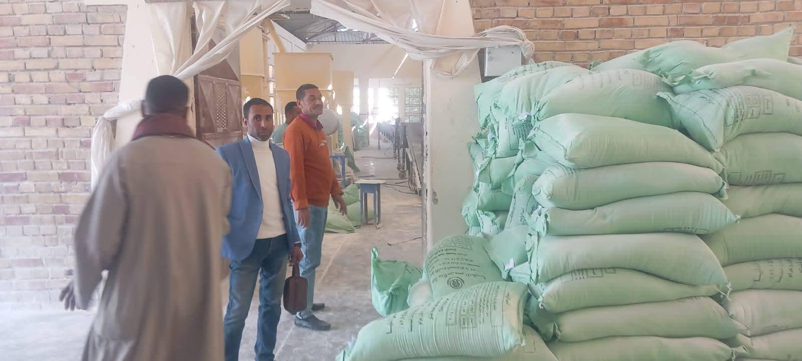 ضمن جولاته التفقديه مدير اداره مكتب تموين قوص ورئيس الرقابه يقودان حمله تفتيشيه علي مطاحن قوص