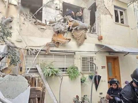 ضربة صاروخية إيرانية تصيب وسط إسرائيل مباشرة