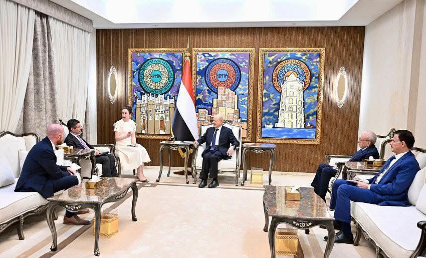 رئيس مجلس القيادة يؤكد أهمية استمرار الضغوط القصوى على النظام الإيراني وتفكيك مليشياته المسلحة