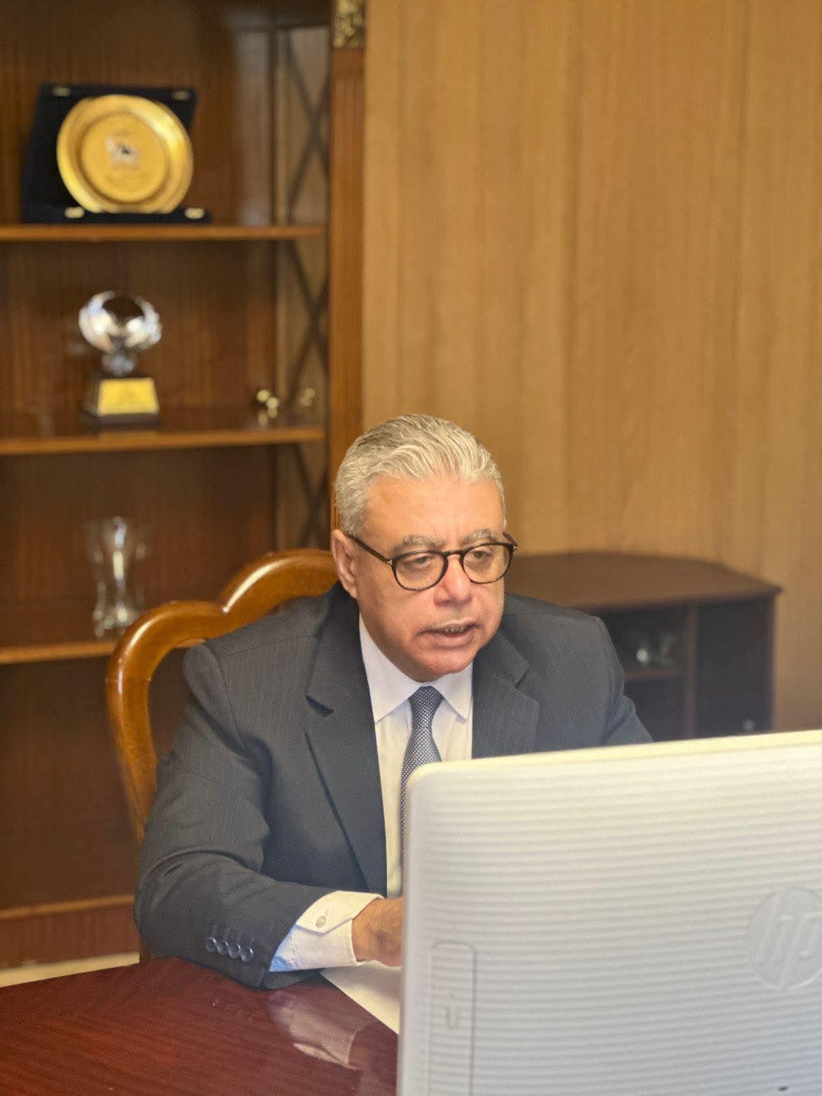 السفير المصري لدى المملكة العربية السعودية يعقد اجتماعاً إفتراضياً مع عدد من رموز الجالية في المملكة للإطمئنان على أحوالهم