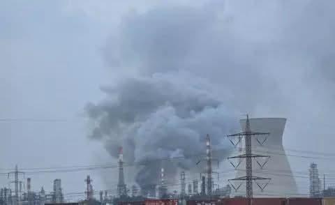 بعد هجوم صاروخى إيرانى اندلاع حريق فى مصافى حيفا وانقطاع الكهرباء وملايين الإسرائيليين بالملاجئ