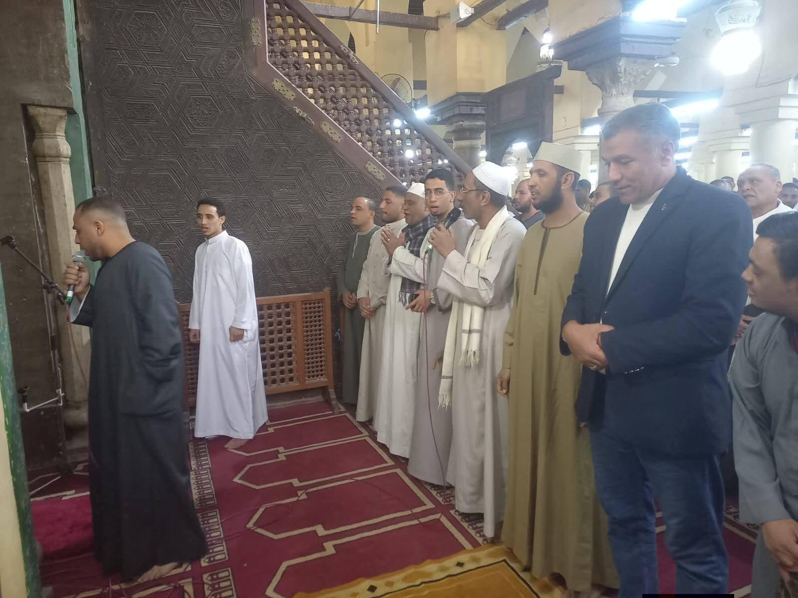 شاكر يودي صلاه عيد الفطر المبارك بالمسجد العمري بمدينه قوص في جو من الفرحه والمحبه