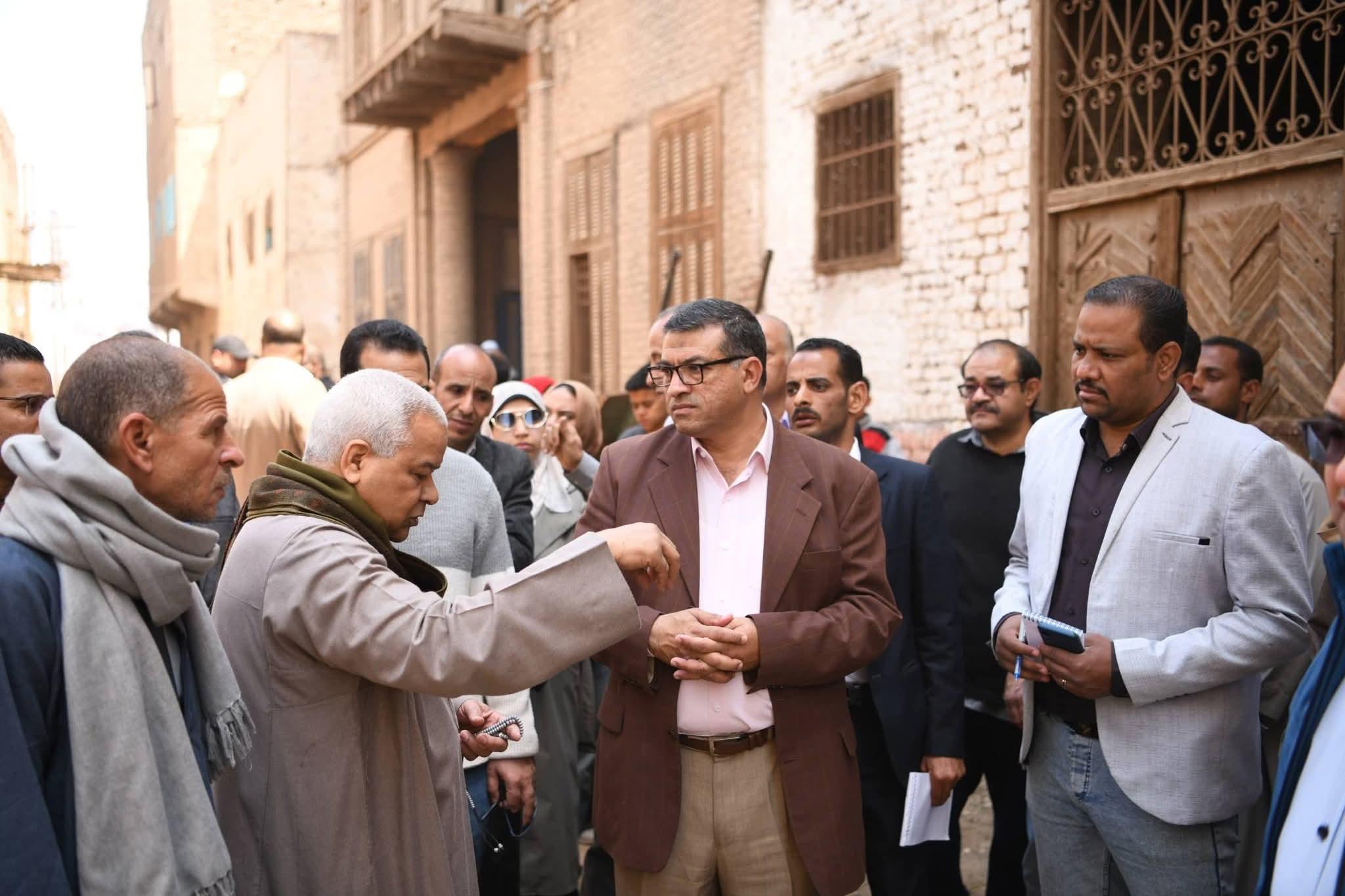 بالصور محافظ قنا يتفقد "دندرة" لبحث إحياء السياحة الريفية ويوجه برفع كفاءة الخدمات بالقرية